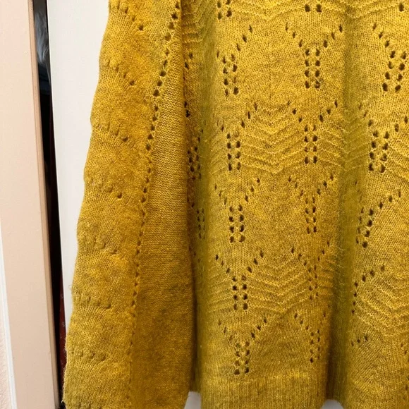 GAP eyelet sweater in mustard yellow XL in great condition - Picture 3 of 4